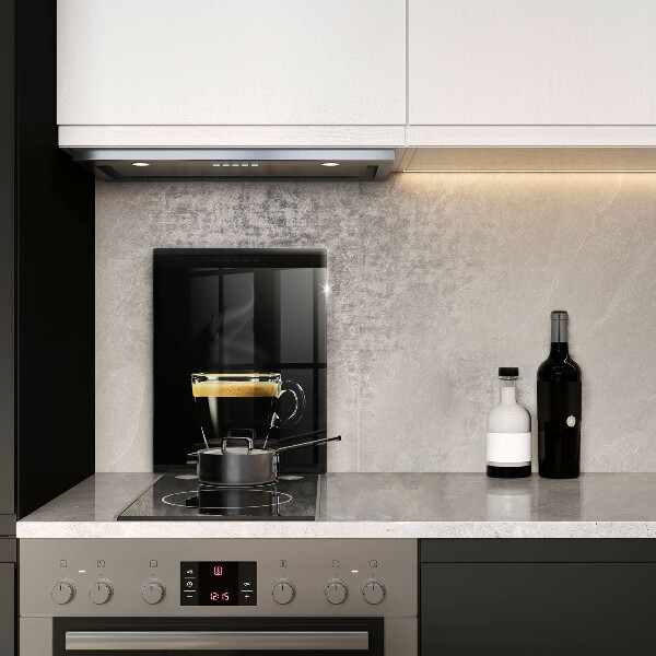 De vidrio templado Un vaso de café negro