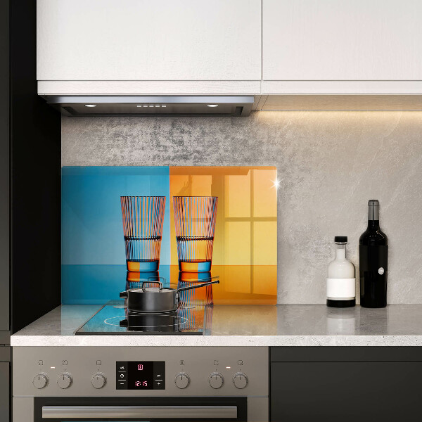 Tabla de cortar de vidrio Dos vasos de agua