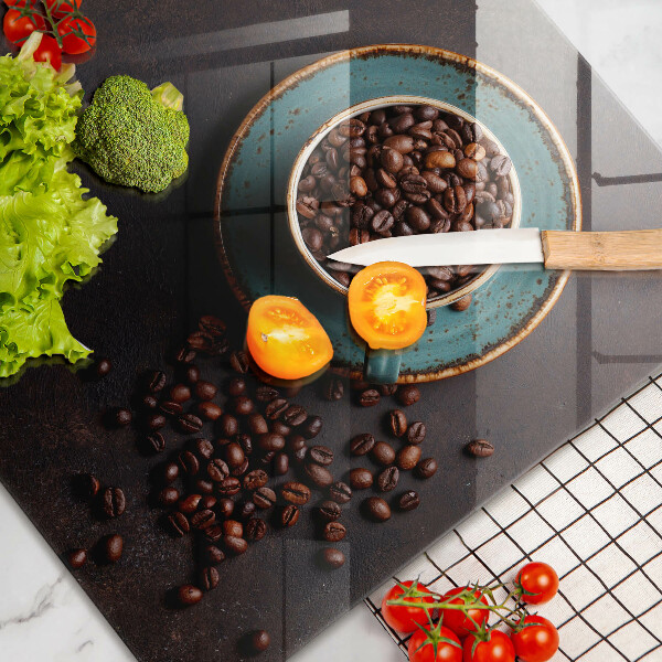 Tabla de cortar de vidrio Una taza de granos de café