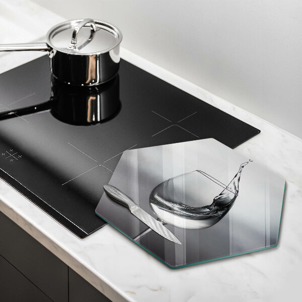 Tabla de cortar de vidrio Un vaso de agua