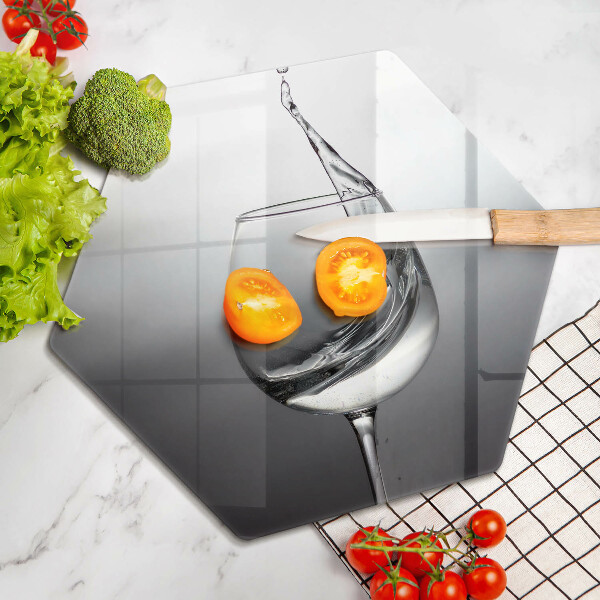 Tabla de cortar de vidrio Un vaso de agua