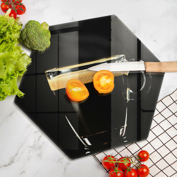 Tabla de cortar de vidrio Un vaso de café negro