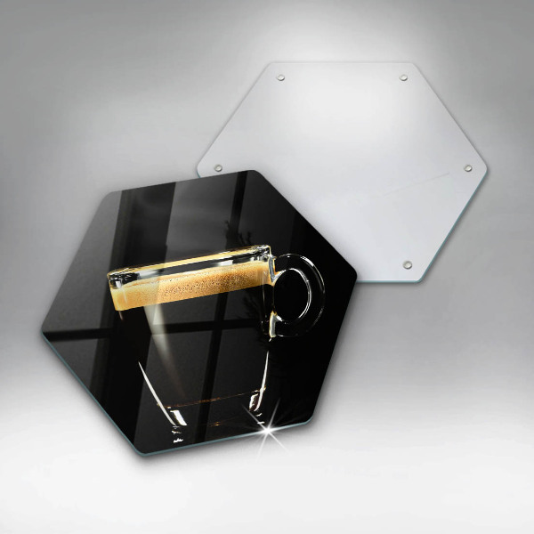 Tabla de cortar de vidrio Un vaso de café negro