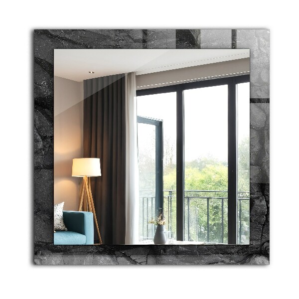 Grietas en una piedra negra