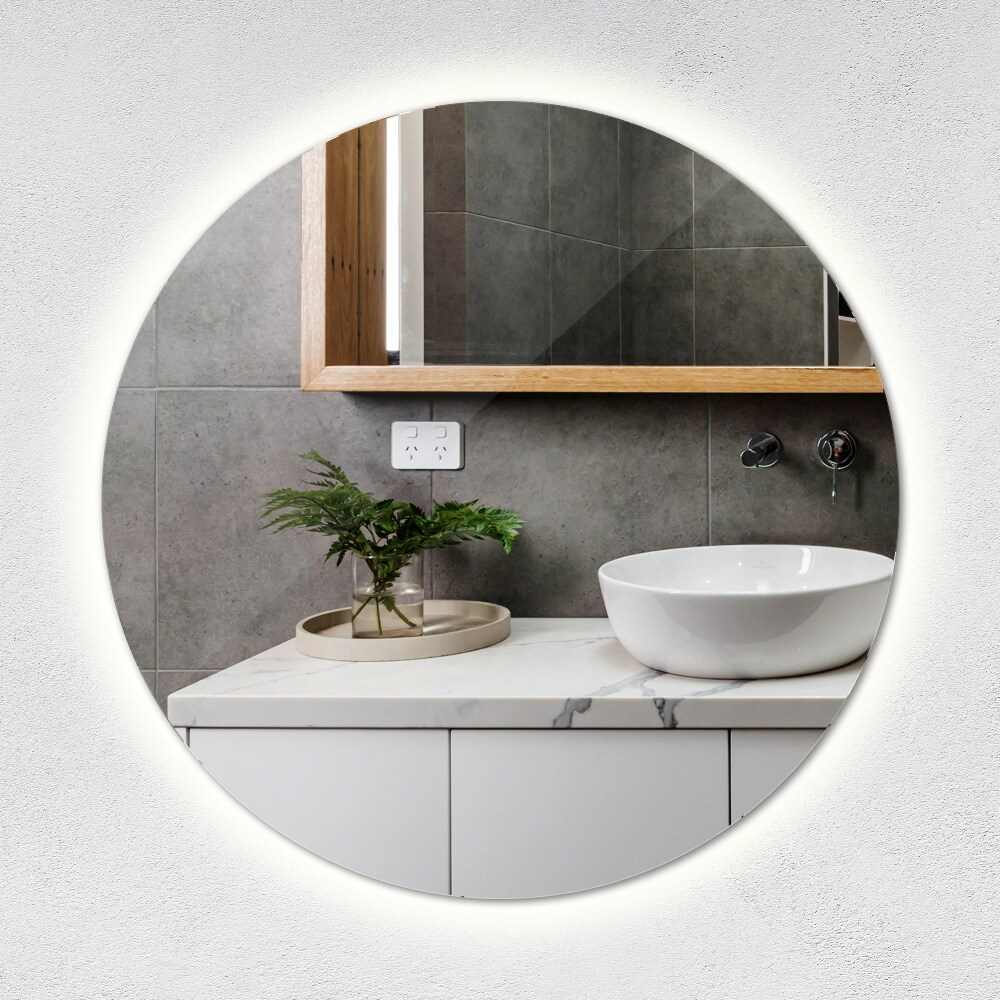 Baño de diseño minimalista. Espejo con luz de led traserea para