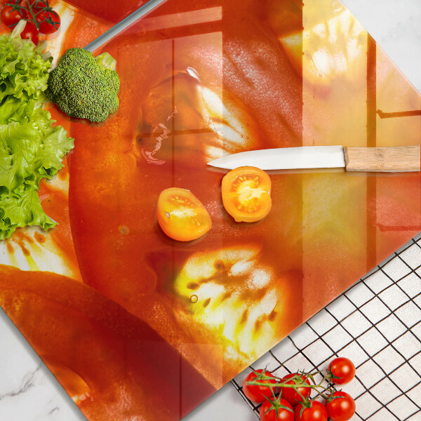 Tapa encimera Una rodaja de tomate rojo