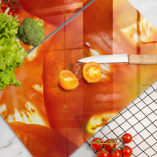 Tapa encimera Una rodaja de tomate rojo