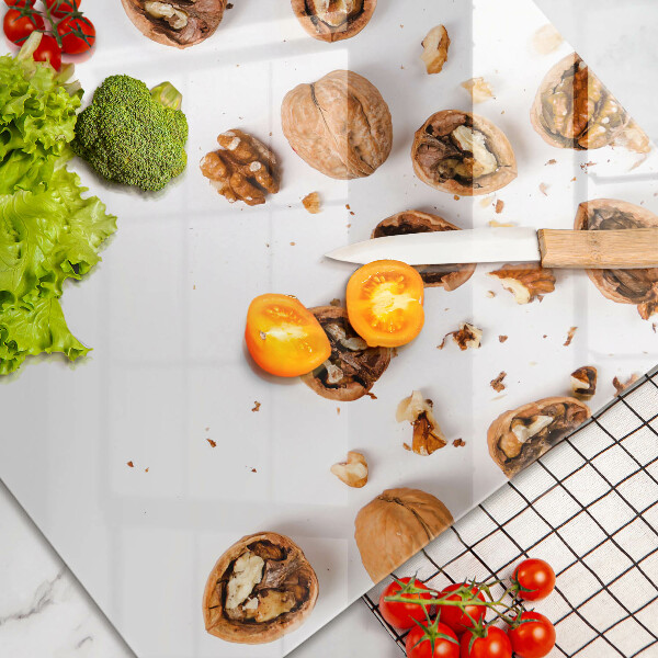 Cubre encimera Nueces sobre un fondo blanco