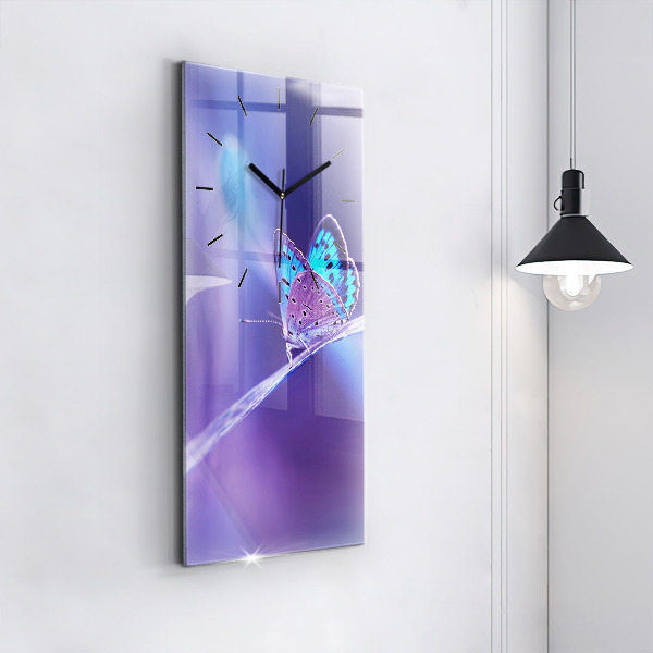 Reloj vertical Mariposa sobre hierba - espejomat.es