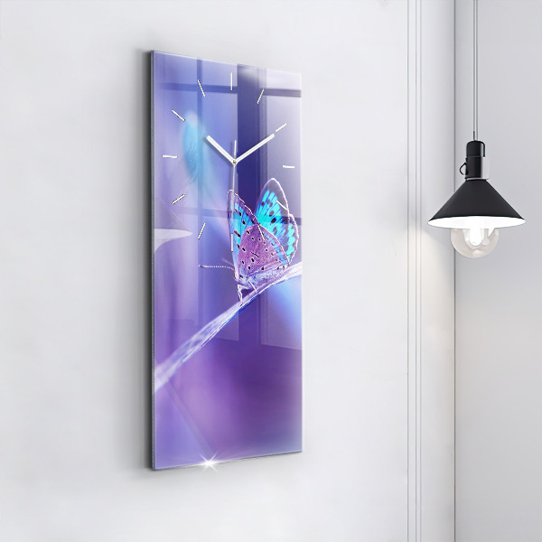 Reloj vertical Mariposa sobre hierba - espejomat.es