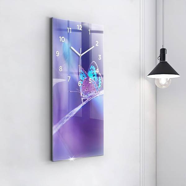 Reloj vertical Mariposa sobre hierba - espejomat.es