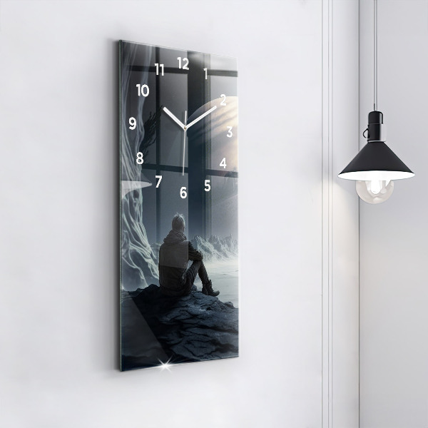 Reloj vertical Hombre en la luna de fondo - espejomat.es