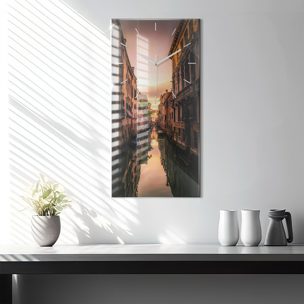 Reloj de vidrio vertical Vista sobre el canal en la ciudad - espejomat.es