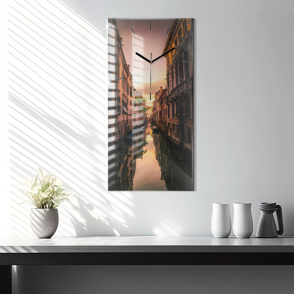Reloj de vidrio vertical Vista sobre el canal en la ciudad - espejomat.es