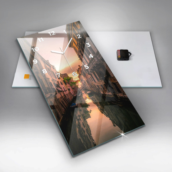 Reloj de vidrio vertical Vista sobre el canal en la ciudad - espejomat.es