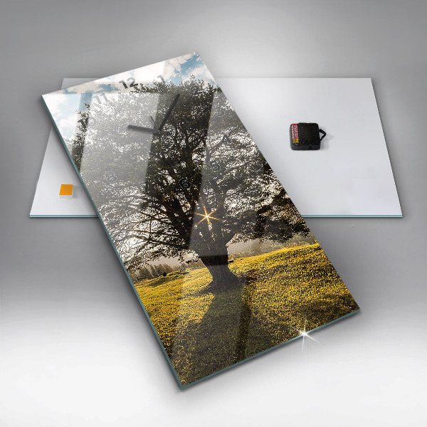 Reloj de vidrio vertical Árbol en una colina - espejomat.es