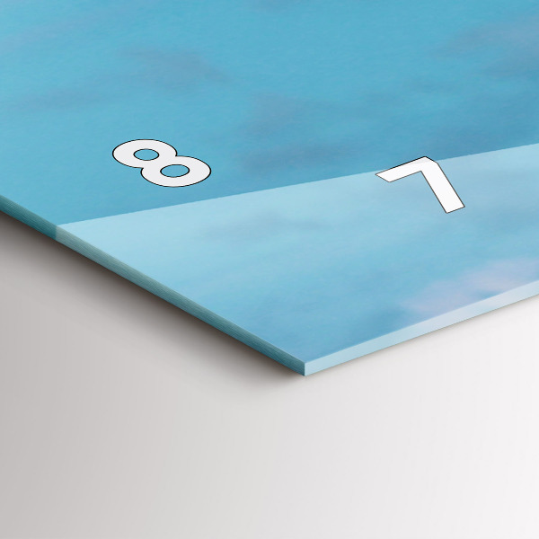 Reloj de cristal horizontal Jirafa alta sobre fondo de cielo