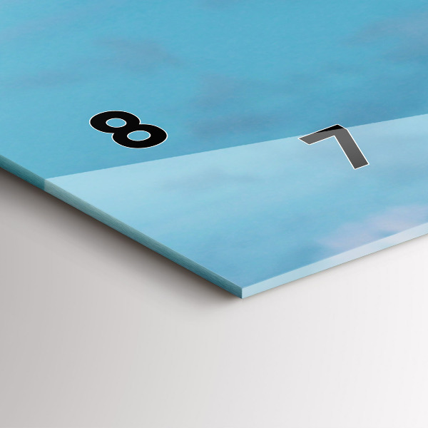 Reloj de cristal horizontal Jirafa alta sobre fondo de cielo