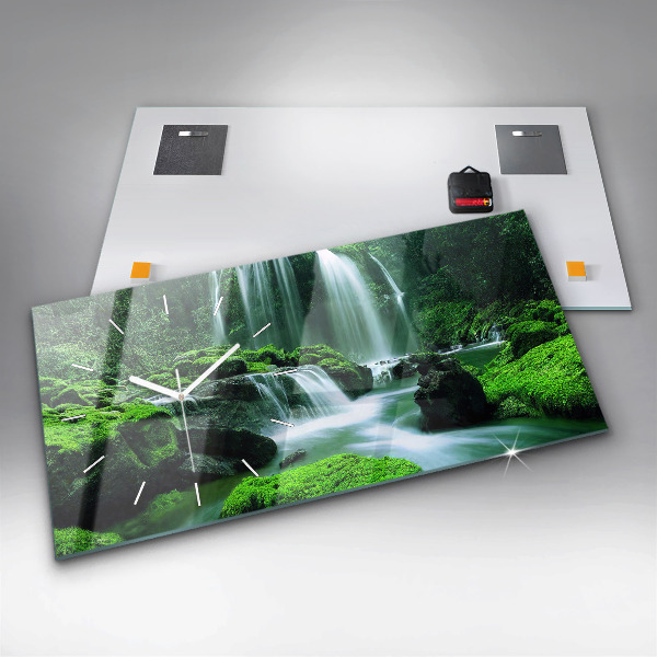 Reloj horizontal Cascada entre musgo