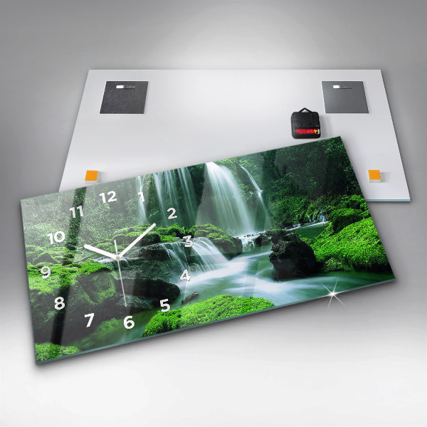 Reloj horizontal Cascada entre musgo