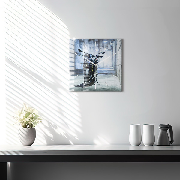 Reloj cuadrado Moto en un callejón