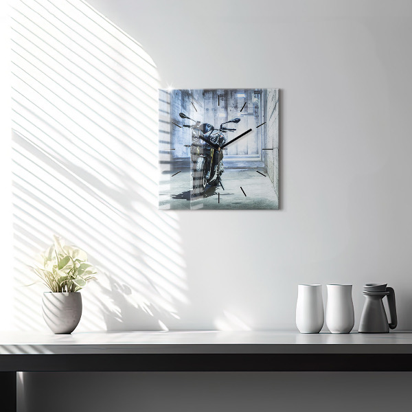 Reloj cuadrado Moto en un callejón