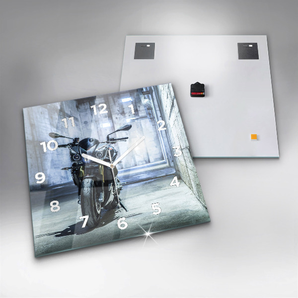 Reloj cuadrado Moto en un callejón