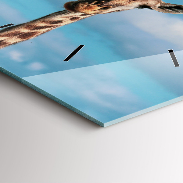 Reloj cuadrado Jirafa alta sobre fondo de cielo