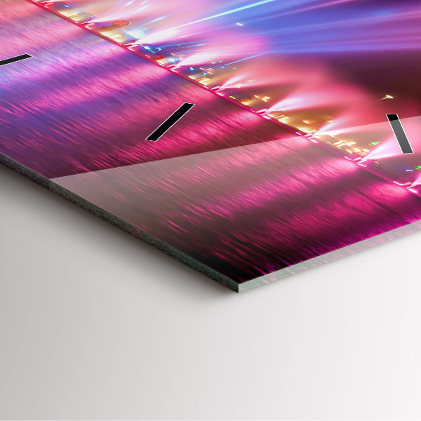 Reloj cuadrado Fuente de Wrocław por la noche