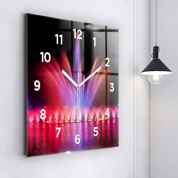 Reloj cuadrado Fuente de Wrocław por la noche