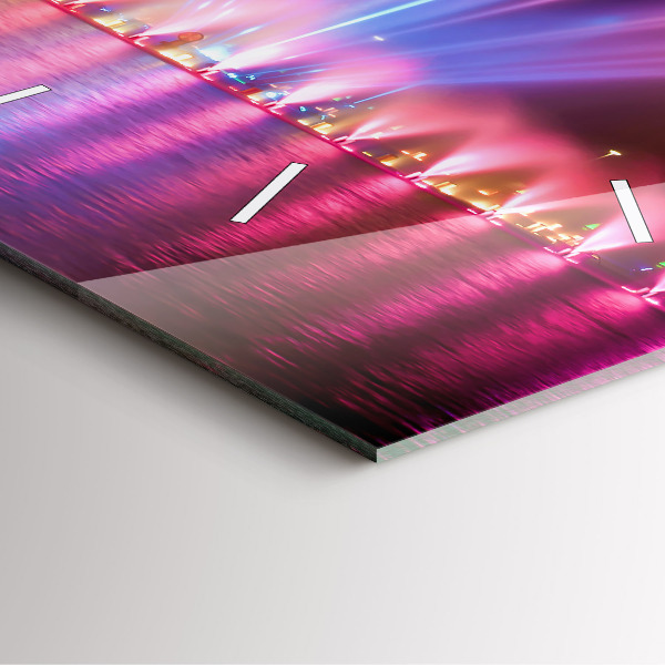 Reloj cuadrado Fuente de Wrocław por la noche