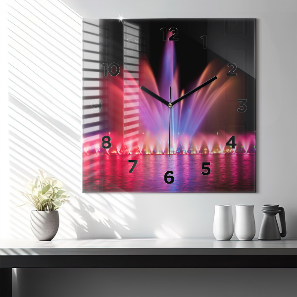 Reloj cuadrado Fuente de Wrocław por la noche