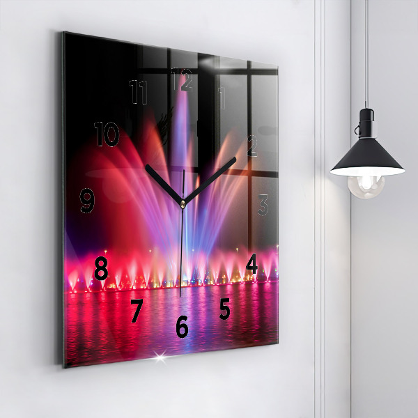 Reloj cuadrado Fuente de Wrocław por la noche