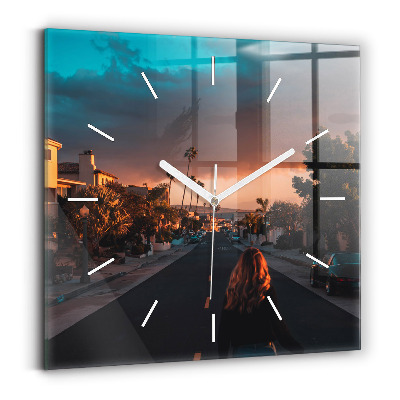 Reloj de pared cuadrado Mujer en la carretera