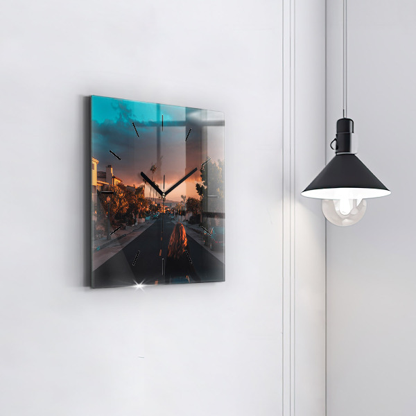 Reloj de pared cuadrado Mujer en la carretera