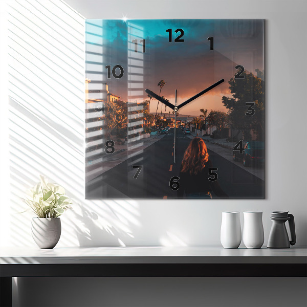 Reloj de pared cuadrado Mujer en la carretera