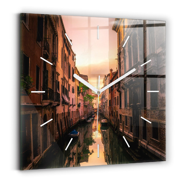 Reloj de pared cuadrado Vista sobre el canal en la ciudad