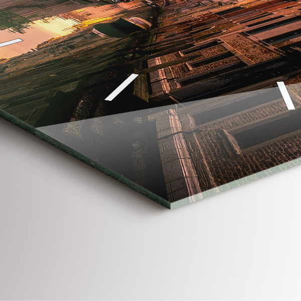 Reloj de pared cuadrado Vista sobre el canal en la ciudad