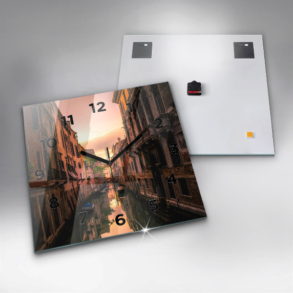 Reloj de pared cuadrado Vista sobre el canal en la ciudad