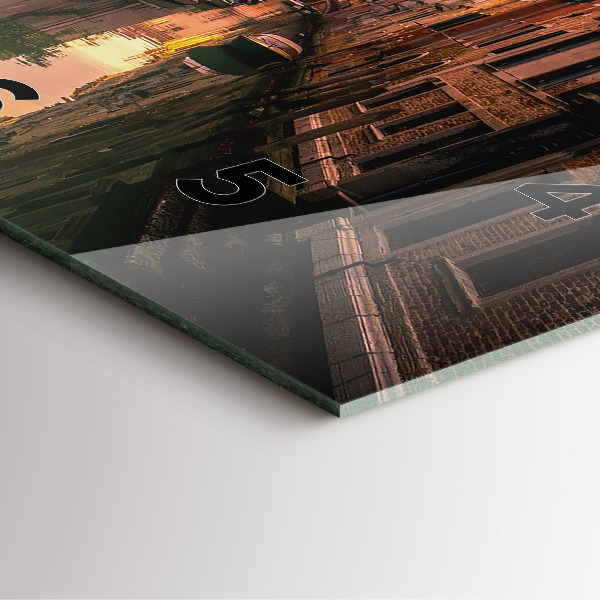 Reloj de pared cuadrado Vista sobre el canal en la ciudad