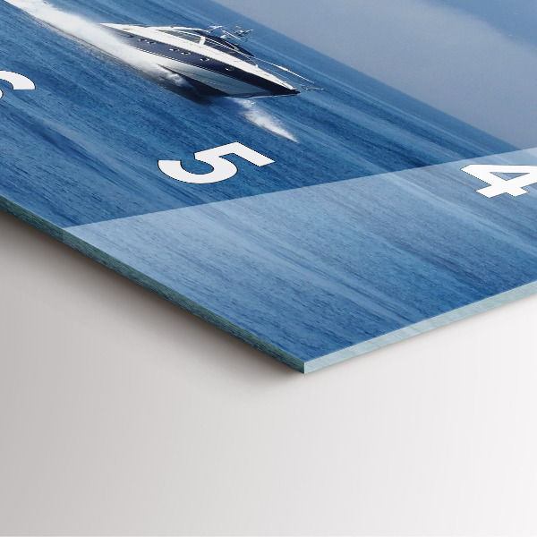 Reloj cuadrado Barco flotante en el océano