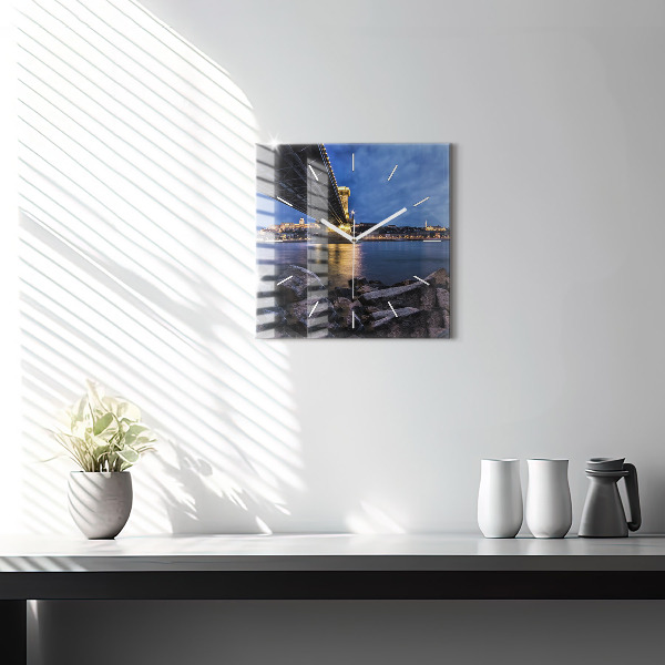 Reloj cuadrado Costa rocosa bajo el puente