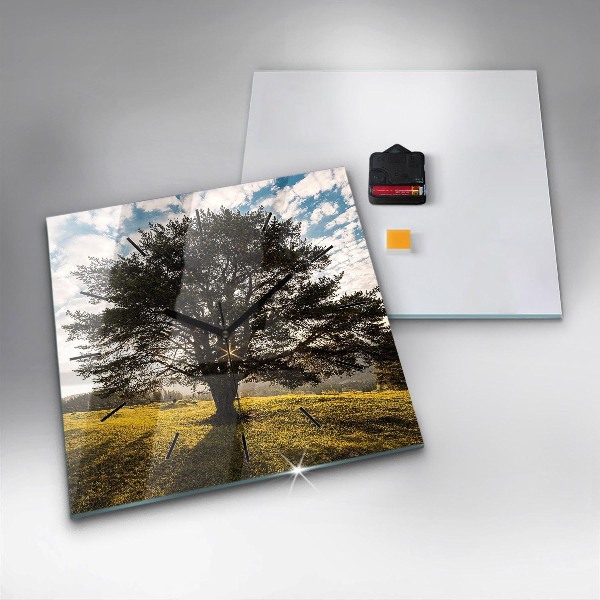 Reloj cuadrado Árbol en una colina