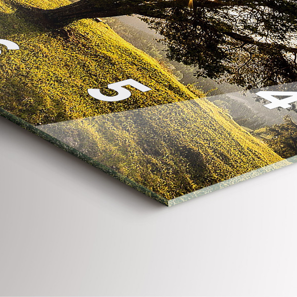 Reloj cuadrado Árbol en una colina