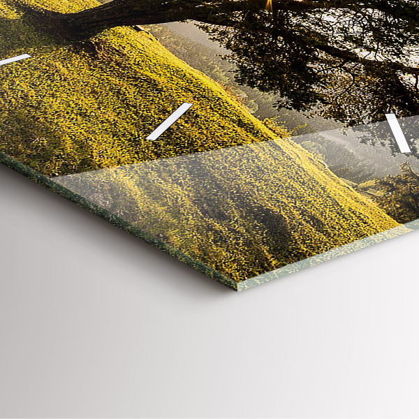 Reloj cuadrado Árbol en una colina