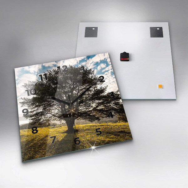 Reloj cuadrado Árbol en una colina