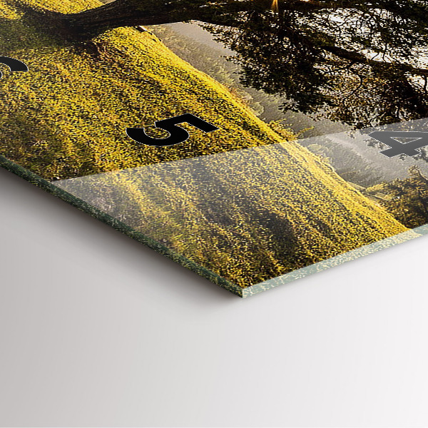 Reloj cuadrado Árbol en una colina