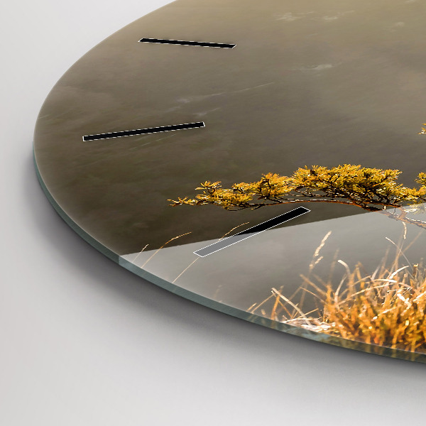 Reloj de cristal redondo Árbol en la montaña