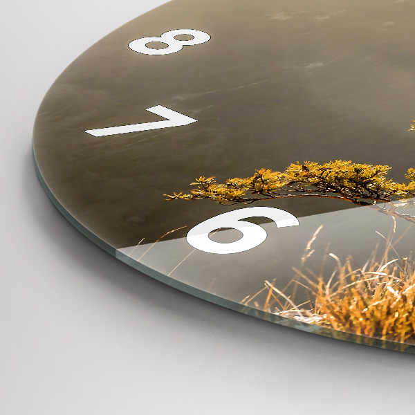 Reloj de cristal redondo Árbol en la montaña