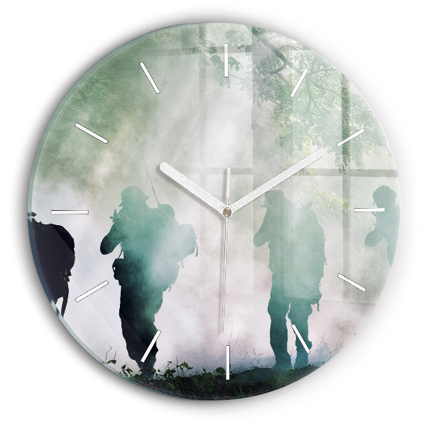 Reloj de cristal redondo Soldados en un bosque